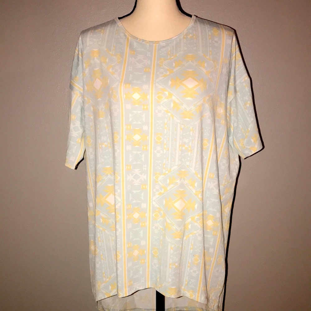 LULAROE Irma  Tunic Short Sleeves.